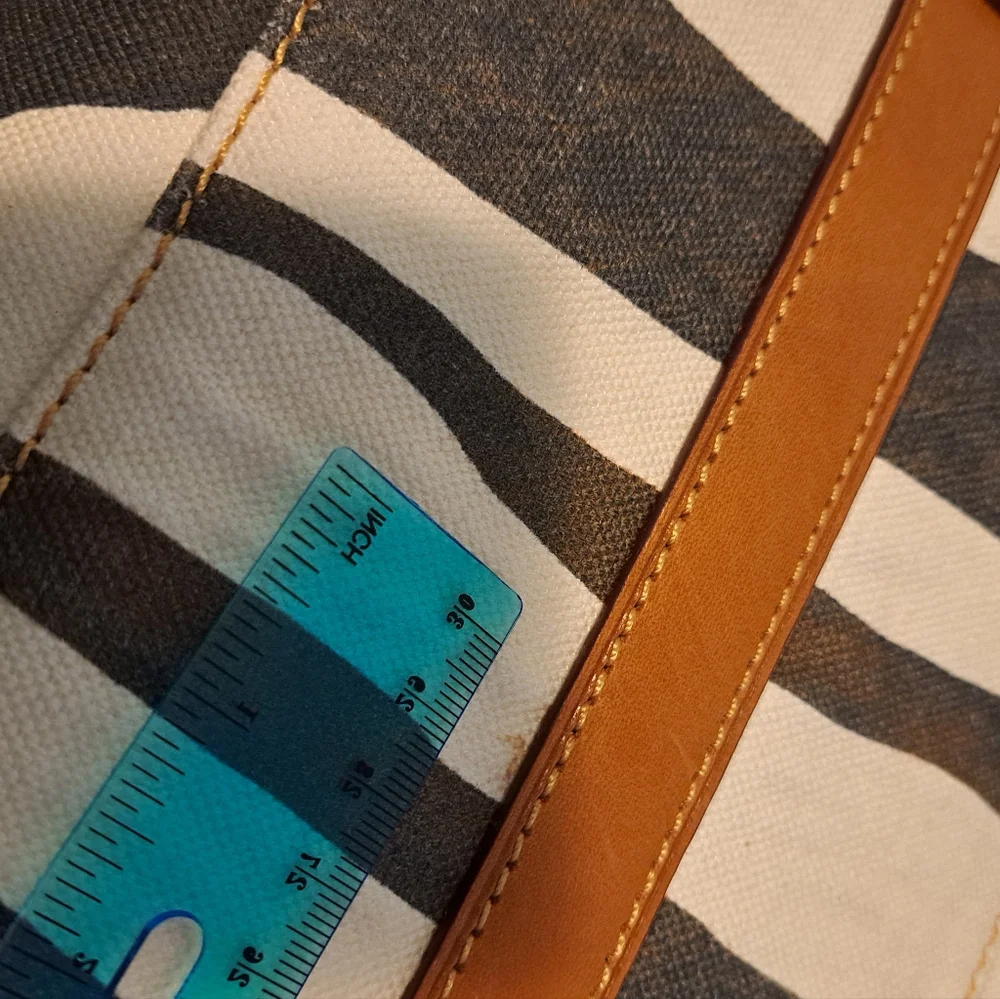 Dooney & Bourke chic d&b